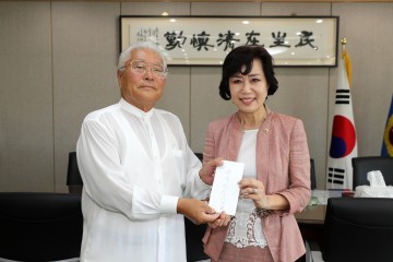 충북도의회를 찾아 ‘리우올림픽 출전 충북선수단’격려 성금 전달