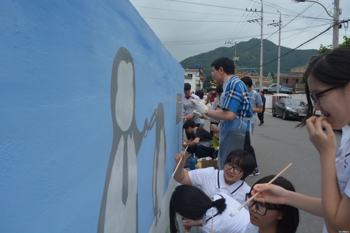 하동경찰서, 학교주변 노후 주택 학생과 함께 벽화그리기