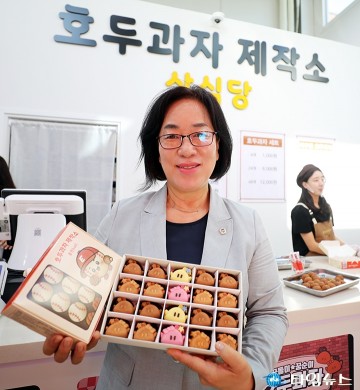박주화 대전시의회 의원, 상심당서 대전 상징 호두과자 들고 환한 미소