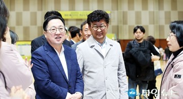 한마음대회에서 격려하는 이장우 대전시장과 최충규 대덕구청장