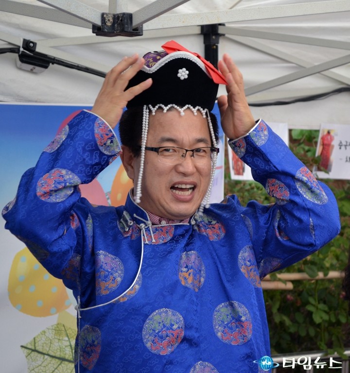 허태정 유성구청장, 모자가 작아!