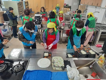 울진군종합자원봉사센터, 대설로 고립된 울진군 금강송면 주민에게 도시락 제공 