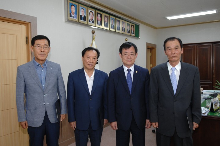 군위군 의회, 결산검사위원 위촉장 전달