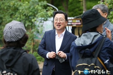 한밭수목원 ‘맨발걷기 산책로’에서 시민들과 대화 나누는 이장우 대전시장
