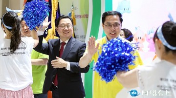 이장우 대전시장·박희조 동구청장, 자원봉사자들과 하이파이브