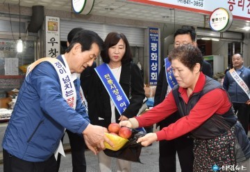 경북교육청 직원 50여명 전통시장 장보기 행사 