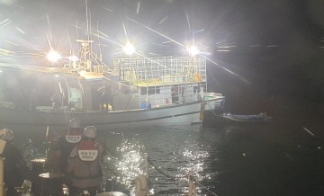 야간 조난 고무보트 60대 남성, 천만다행 조업선 도움 받아 무사 귀환