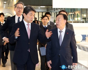 대화 나누는 이주호 부총리와 설동호 대전시교육감