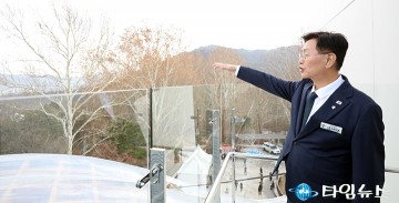 보문산 큰나무 전망대 둘러보는 김제선 중구청장