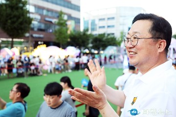 대전 0시 축제 퍼레이드 현장…이장우 대전시장 “환한 미소”