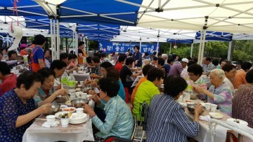 분평동 자원봉사대  사랑의 밥차  급식봉사 저소득 어르신 300명 초청해 삼계탕 제공