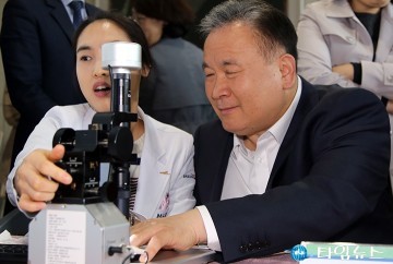 모세혈관 검사하는 이상민 의원