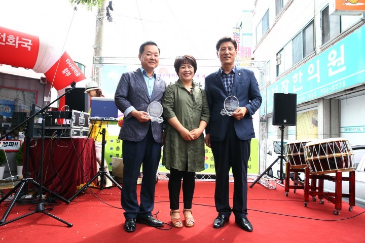 대전 유성구의회 권영진·이희환 의원, ‘전통시장 활성화 공로’ 상인연합회 감사패