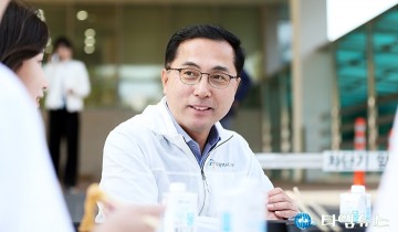 ‘동구동락 축제’에서 청년들과 대화 나누는 박희조 동구청장
