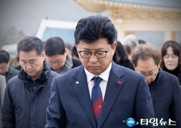새해 맞아 대전현충원 참배하는 최충규 대덕구청장