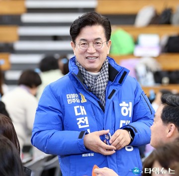 허태정 대전시장 예비후보, 장기요양인대회서 종사자들과 인사