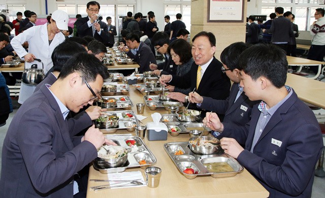 설동호 대전시교육감, 대전식약청장과 학교급식 식중독 예방 현장점검에 나서