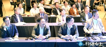 세계경제과학도시연합 창립식에 참석한 민경배·송인석·정명국·황경아