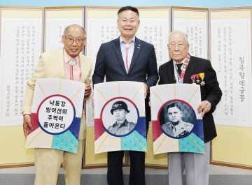 낙동강 방어선 주역‘워커·백선엽’장군…대형 방패연으로 낙동강에 떠 오른다