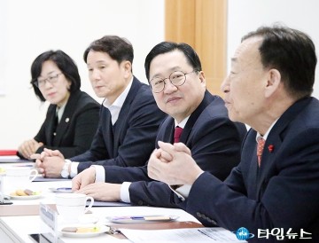 경청하는 이장우 대전시장