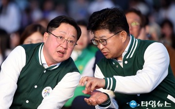 ‘대청호 대덕뮤직페스티벌’ 개막식에서 대화 나누는 이장우·최충규