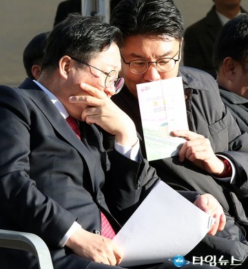 가족센터 기공식에서 대화 나누는 이장우 대전시장과 정명국 대전시의회 의원