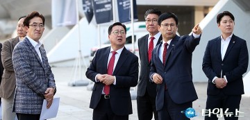 대화 나누는 이장우 대전시장과 이은학 대전정보문화산업진흥원 원장