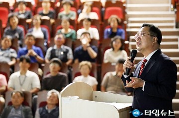 ‘우리동네 사업설명회’에서 사업 설명하는 이장우 대전시장