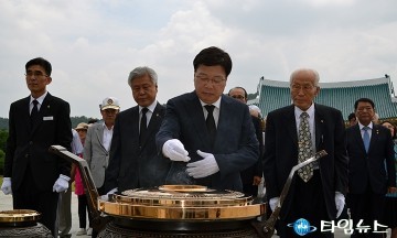 헌향하는 권선택 대전시장
