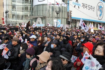  보수단체 연합 성탄전야 애국집회 열어  광화문에서는 촛불집회 추위에도 아랑곳 하지 않는 집회열기