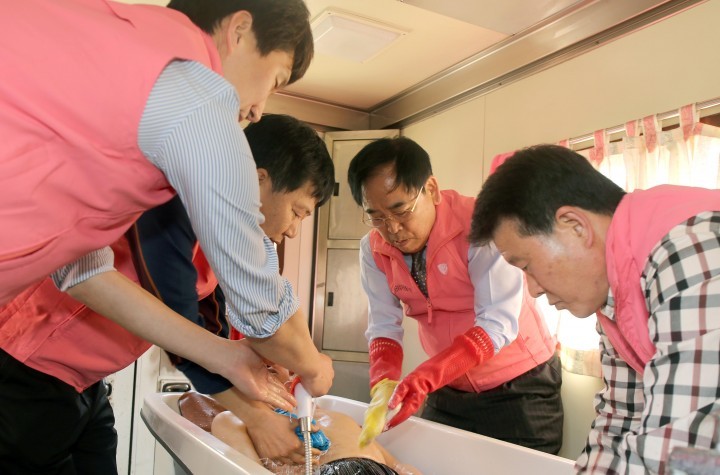 김준성 영광군수 이동목욕서비스 자원봉사 현장 방문