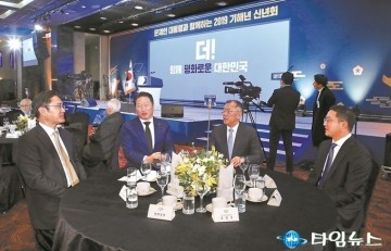 청와대,신년회...기업들 "경제 현실과 대통령 인식사이에 괴리감 여전" 