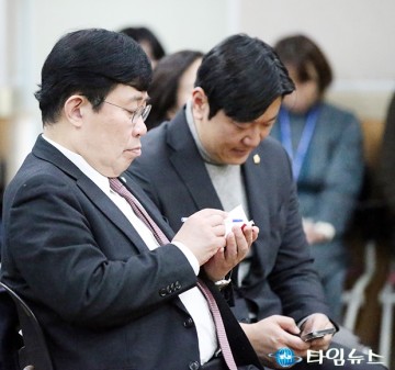 메모하는 윤창현 의원