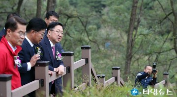 사방사업 현장 살펴보는 이장우 대전시장과 최충규 대덕구청장