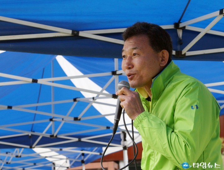 박용갑 중구청장, “연리지 나무 밑에서 결혼하세요!”