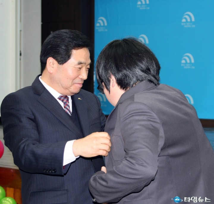 교복 입혀 주는 박수범 대덕구청장!