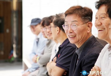 정책자문단과 대화 나누는 김제선 중구청장