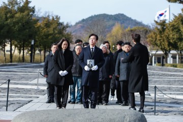 허태정 대전시장 예비후보, 봉하마을 참배… “노무현 뜻 잇겠다”