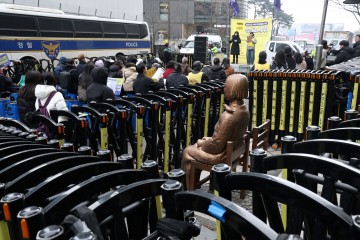 "대통령 한마디엔 번개 수사, 위안부 모욕엔 4년째 묵묵부답"