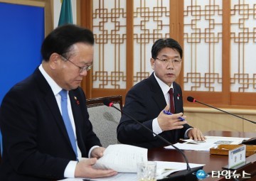 김부겸 장관에게 현안 설명하는 이재관 대전시장 권한대행