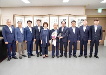 탁대학 문경시의회 운영위원장, 공로패 받아