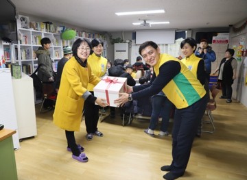 신천지전주교회, 직접 만든 ‘털모자·목도리’ 지역아동센터 전달