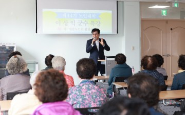 이상익 함평군수, 노인대학 특강 연단 올라…어르신과 소통