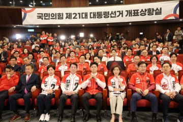 무거운 침묵만 흐른 국힘…'승복 연설' 金, 위로 꽃다발도 사양