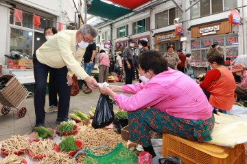 김학동 예천군수, 추석 앞두고 전통시장 장보기 행사 참여
