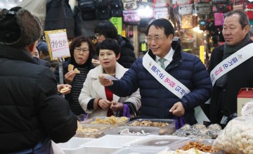 한현택 동구청장, 설맞이 전통시장 장보기 펼쳐!