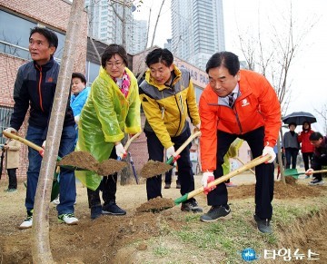 나무 심는 박수범 청장과 박종래 의장
