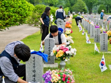 충남대 ‘시크릿버스’, 현충원서 봉사…순국선열 희생정신 기려