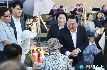 이장우 대전시장, 주민들과 소통하며 웃음꽃 피워