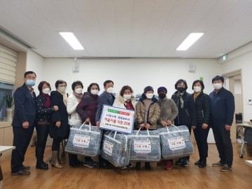 남구청 대명1동 지역사회보장협의체 위원들 '독거노인에게 이불 50개' 전달